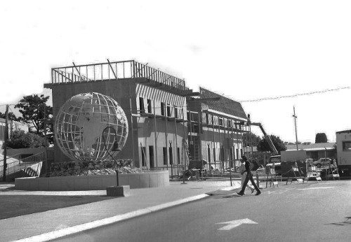 1988: Adminstration Building progressing